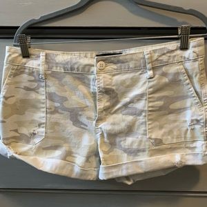 Sanctuary light khaki camo shorts